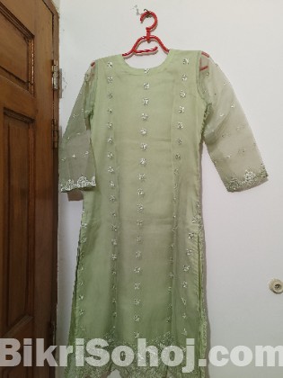 এমব্রয়ডারি করা সুন্দর লেডিস ড্রেস বিক্রয়